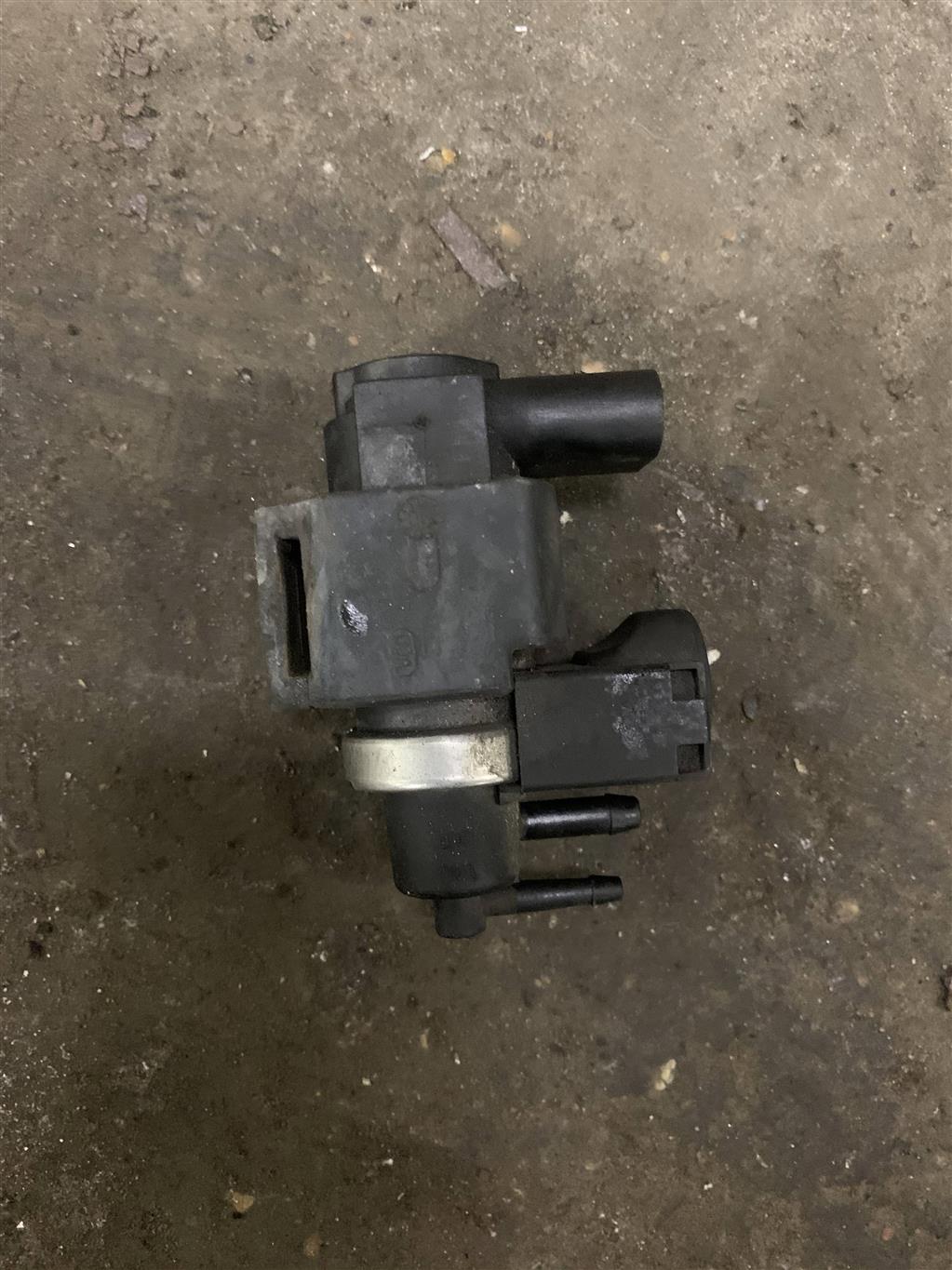 Audi A6 (C6 4F) 2005-2008 для Пневматический клапан