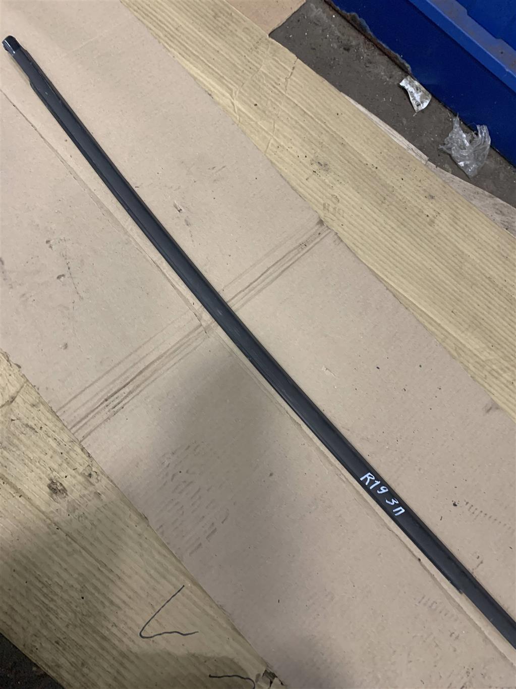 Volkswagen Passat (B6) 2005-2010 для Молдинг стекла двери задней правой