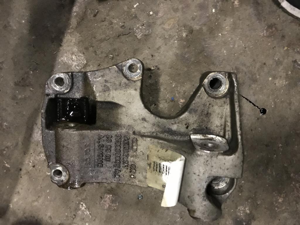 Audi Q7 (4L)  2005 - 2009 для Кронштейн генератора