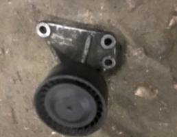 Кронштейн ролика-натяжителя руч. ремня для Volkswagen Touareg 7L 2007-2010  запчасти бу