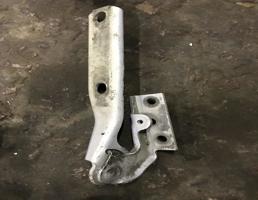 Петля капота правая для Volkswagen Passat (B5) 1996-2000  запчасти бу