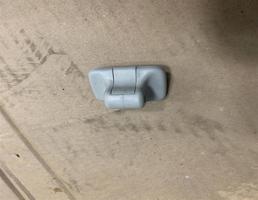 Крючок козырька для Volkswagen Golf V 2003-2009  запчасти бу