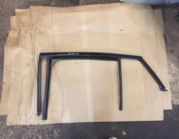 уплотнитель стекла двери задний левый для Mercedes-Benz W253 X253 GLC coupe 2015-  запчасти бу