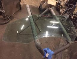 Стекло двери передней левой для Mercedes-Benz W205 C205 Coupe  запчасти бу