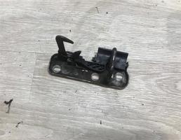 Крючок капота для Volkswagen Tiguan 2007-2011  запчасти бу