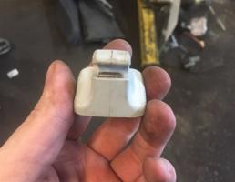 Крючок козырька для Volkswagen Jetta 2011-2015  запчасти бу