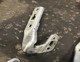 Петля капота правая для Audi A6 (C6 4F) 2005-2008  запчасти бу