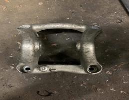 Кронштейн опоры двигателя для Porsche Cayenne 955 2002-2007  запчасти бу